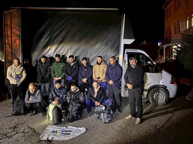 Avrupa Otoyolunda göçmen kaçakçılığı operasyonu: 28 kaçak göçmen yakalandı
