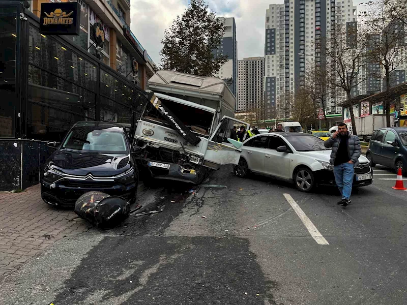 Esenyurt’ta freni boşalan kamyonet 5 araca çarparak durabildi: O anlar kamerada
