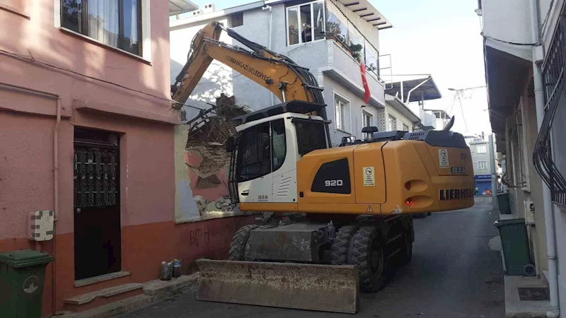 Tehlike saçan metruk bina yıkıldı
