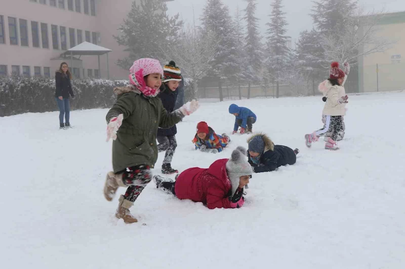 Erzincan’ın Çayırlı ilçesinde taşımalı eğitime kar tatili
