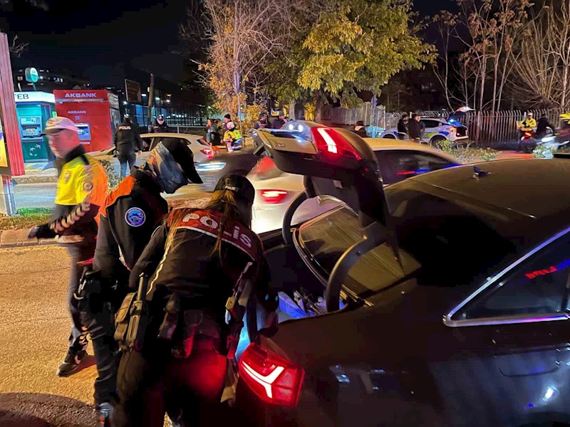 Edirne polisinden ’Şok’ uygulama: Araçlar didik didik arandı
