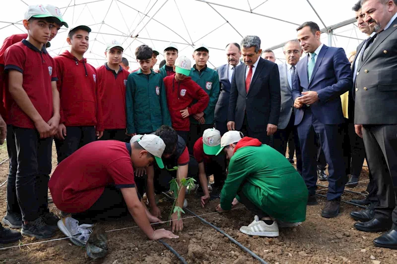 Şırnak’ta avokado, pepino, çarkıfelek ve papaya meyvelerinin fideleri ekildi
