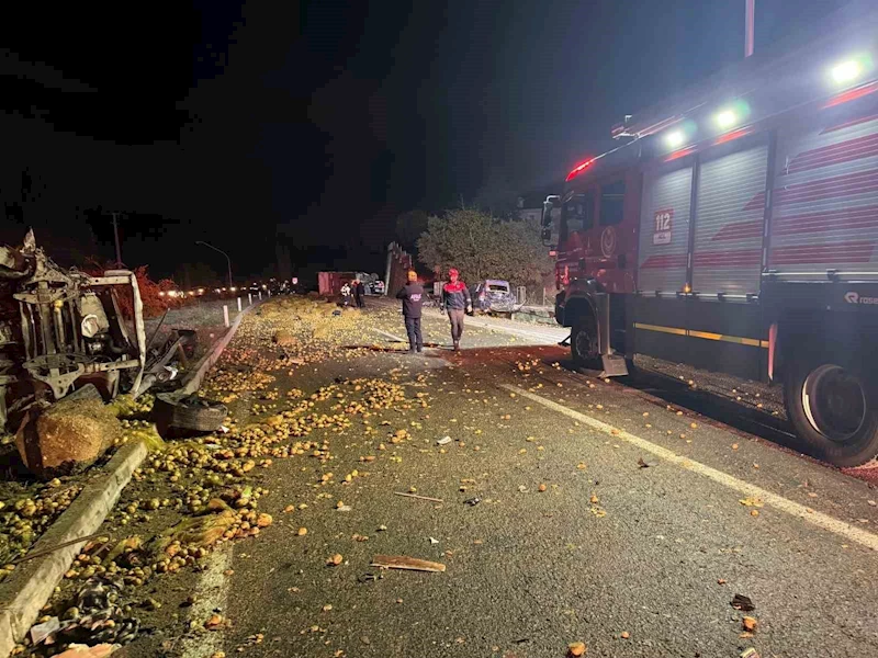 Patates yüklü kamyon, kavşakta araçların arasına daldı: 2 ölü, 7 yaralı
