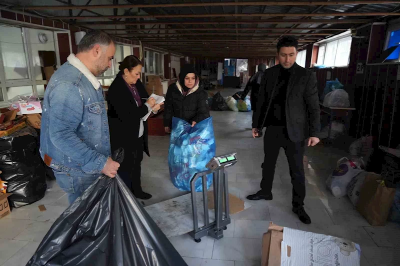 Geri dönüşümde örnek okul: 4 haftada 1 ton atık topladılar
