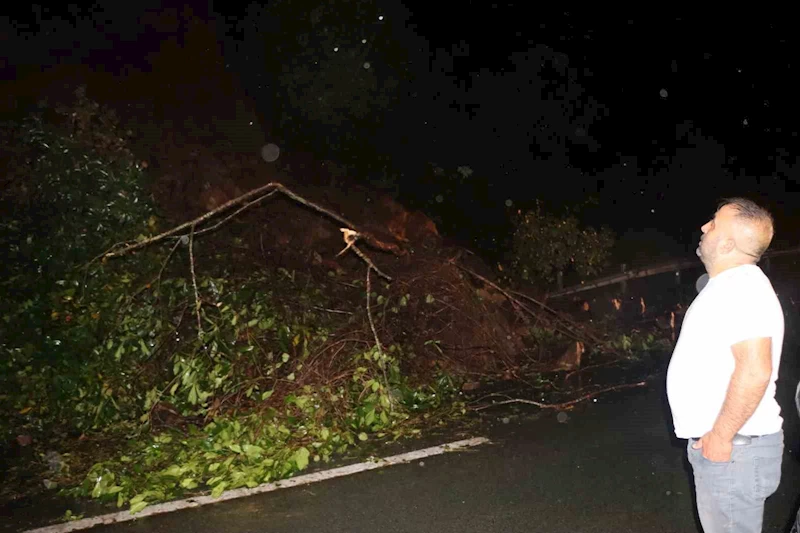 Karadeniz Sahil Yolu heyelan nedeniyle tek yönlü trafiğe kapandı
