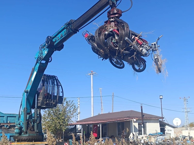 Yediemin otoparkında bekletilen yüzlerce motosiklet geri dönüşüme gönderildi
