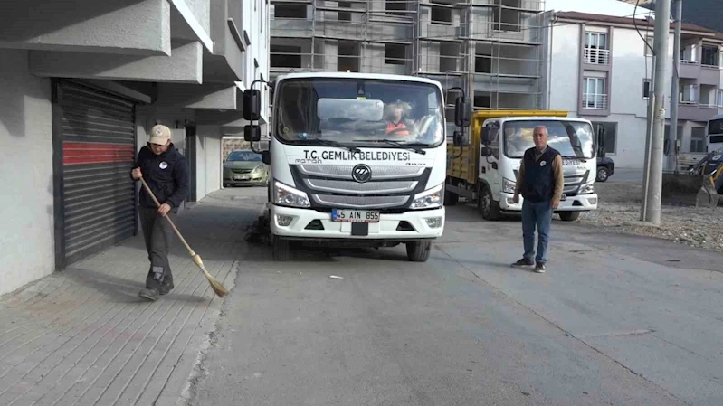 Gemlik’te boş arsalar temizleniyor
