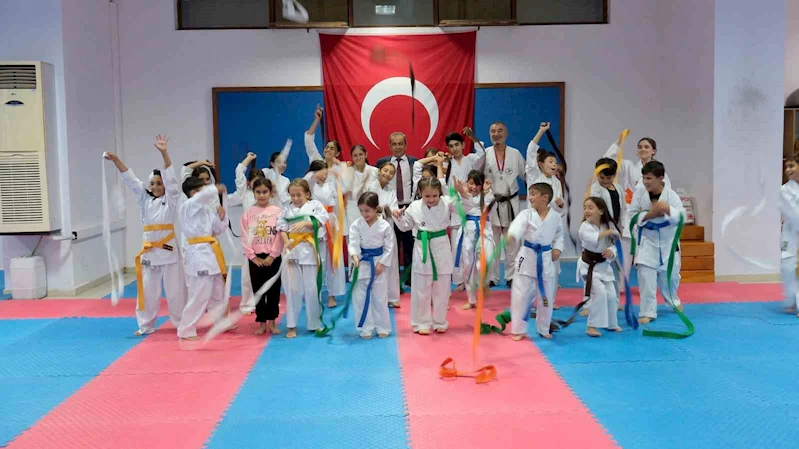 Kemer Belediye karate takımı kuşak atladı
