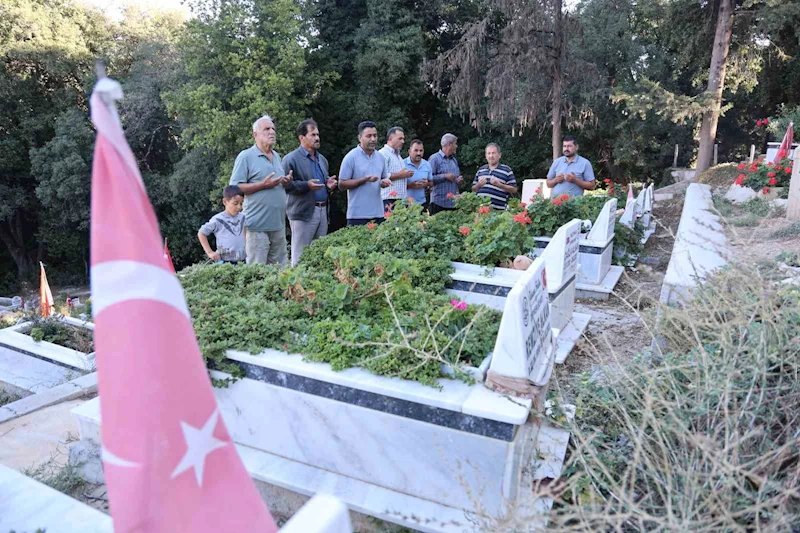 ’Asrın felaketi’nde 500’e yakın insanın hayatını kaybettiği mahallede depremin gerçekliğini mezarlık gösteriyor
