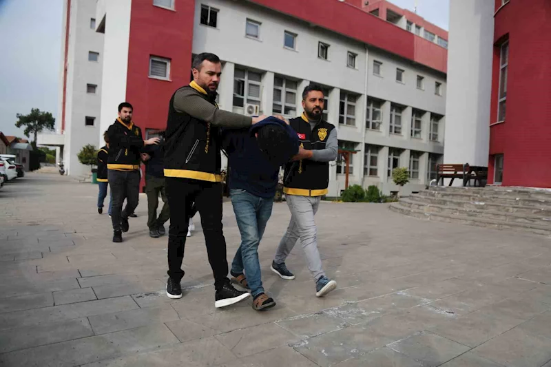 Adana’da sokak ortasında işlenen cinayetin faili 1’i kadın 4 şüpheli tutuklandı
