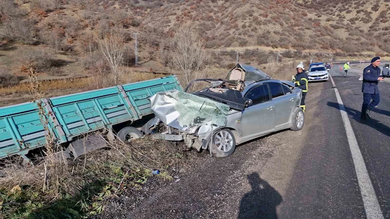 Çorum’da kamyonla çarpışan otomobil hurdaya döndü, 2 kişi öldü
