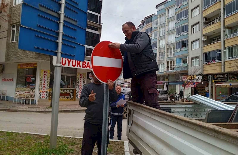 Bafra’da trafik bilgi ve işaret levhaları yenileniyor
