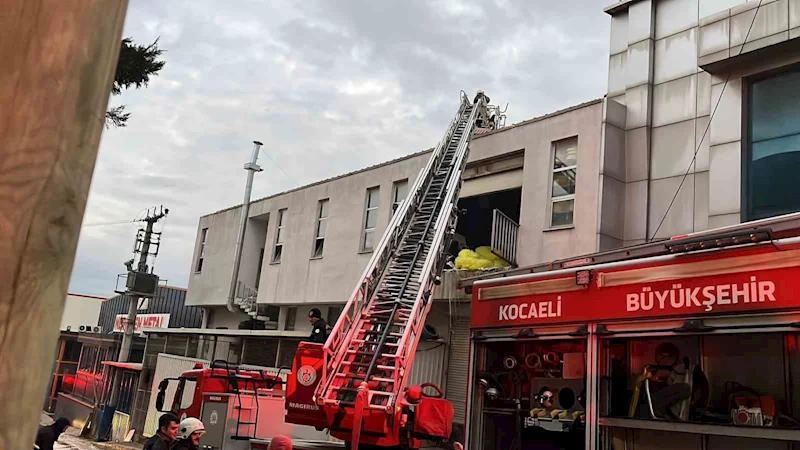 Gebze’de plastik malzeme imalathanede yangın
