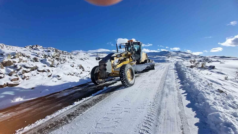 Iğdır’da kardan kapanan 12 köy yolu ekipler tarafından ulaşıma açıldı
