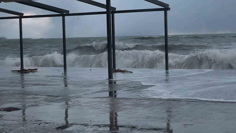 Rize’de fırtına hayatı olumsuz etkiliyor
