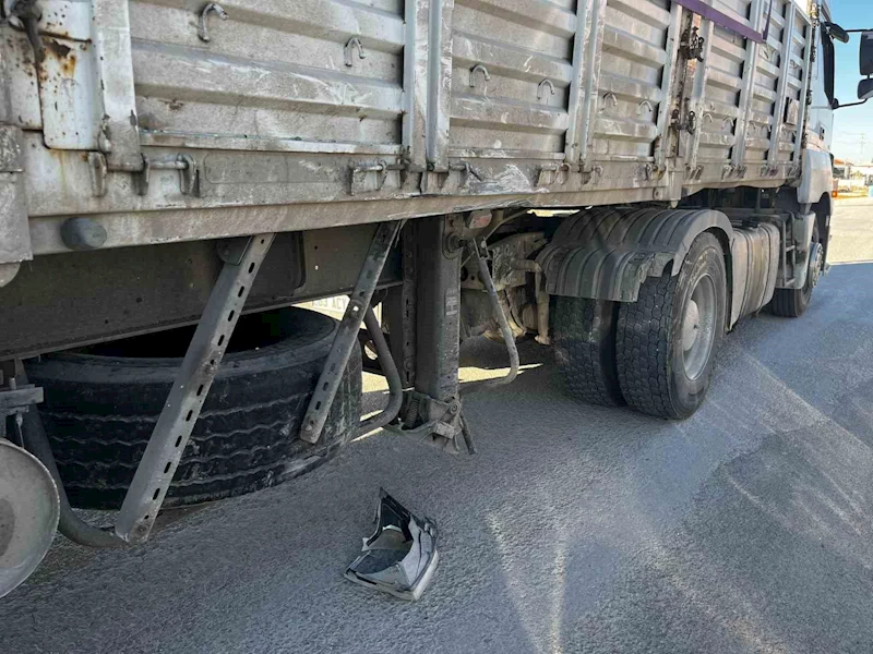 Konya’da kazaya karışan kamyonet yayalara çarptı: 3 yaralı
