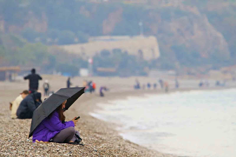 Antalya’da yağmura rağmen şemsiye altında deniz keyfi
