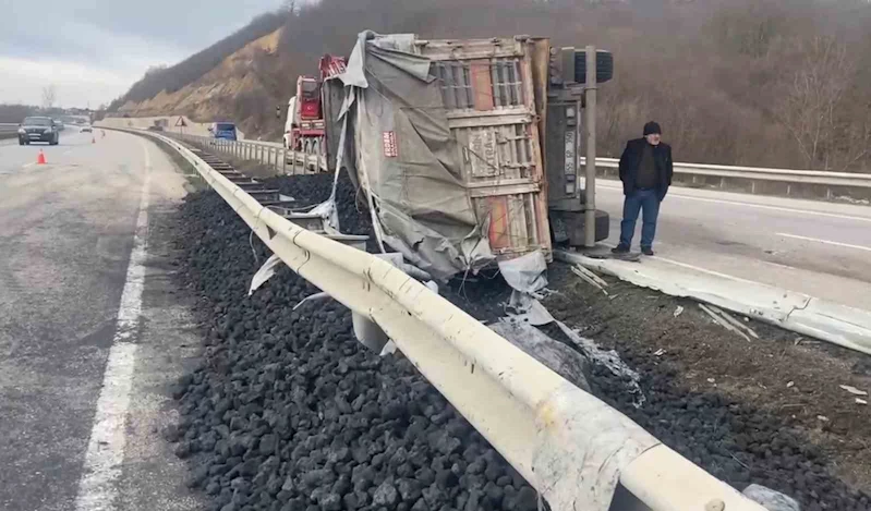 Samsun’da kömür yüklü tır yan yattı
