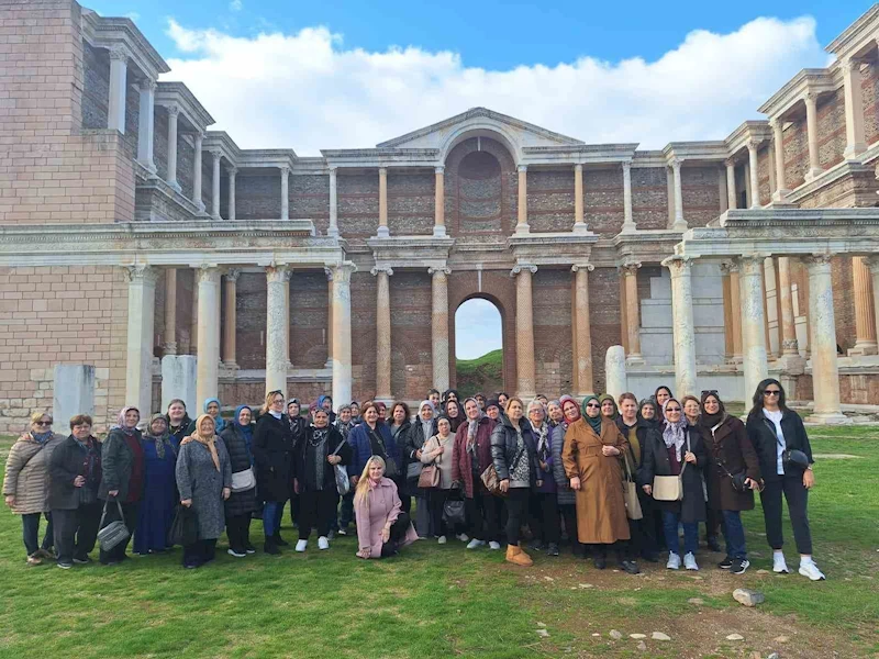 Manisalı kadınlar Salihli ilçesindeki güzellikleri keşfetti
