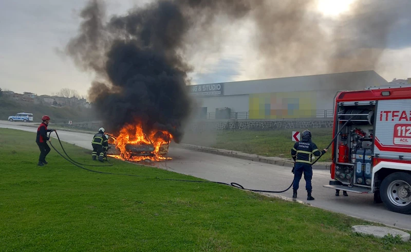 Samsun’da kız istemeden dönen ailenin aracı alev alev yandı
