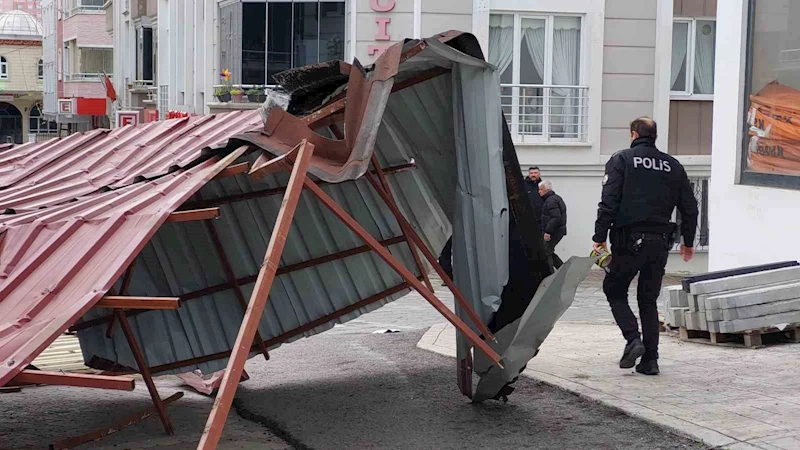 Samsun’da şiddetli lodostan çatılar uçtu
