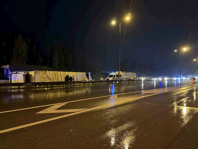 Anadolu Otoyolu’nda tır devrildi, uzun araç kuyrukları oluştu
