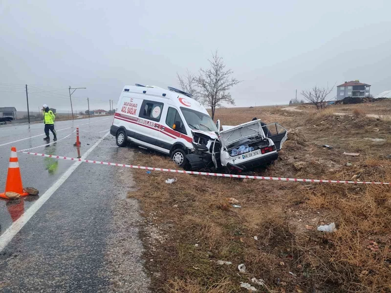 Ambulansla otomobil çarpıştı: 1 kişi hayatını kaybetti
