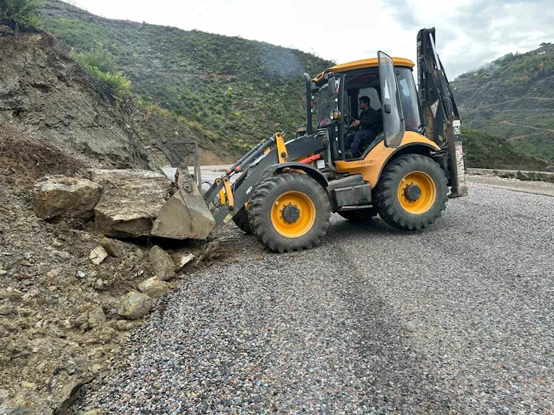 Alanya’da yağıştan etkilenen mahalle yollarında bakım ve onarım
