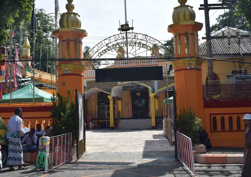 TİKA, Myanmar’da Zafer Şah Camii ve Türbesi’nin halılarını yeniledi
