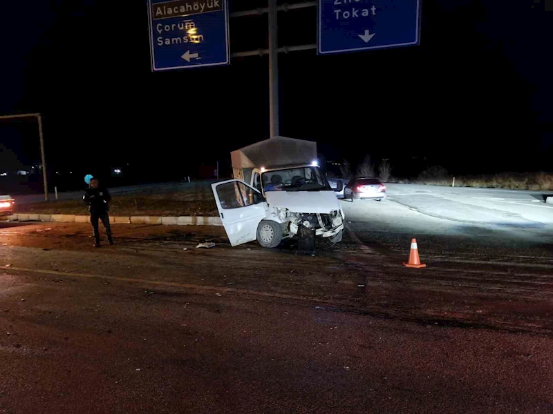 Çorum’da kamyonet ile otomobil çarpıştı: 6 yaralı
