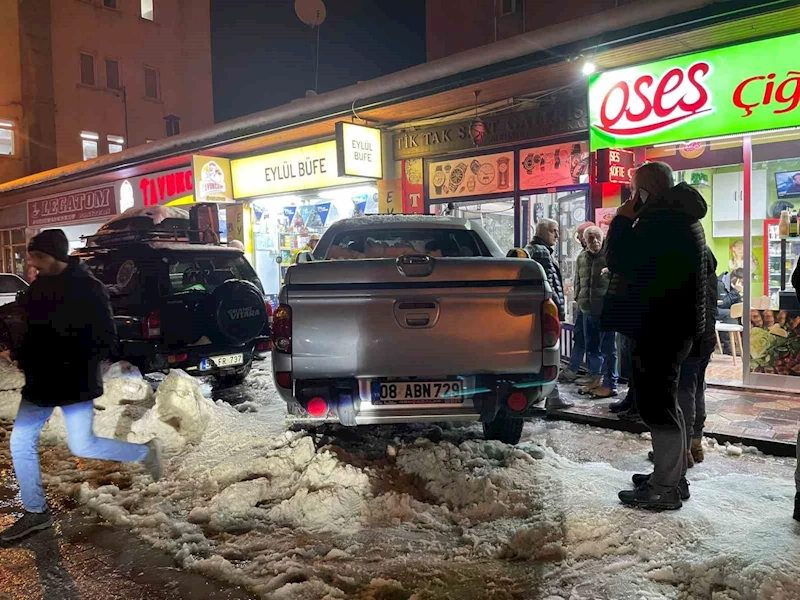 Artvin’de kontrolden çıkan kamyonet iş yerine girdi: 2 yaralı
