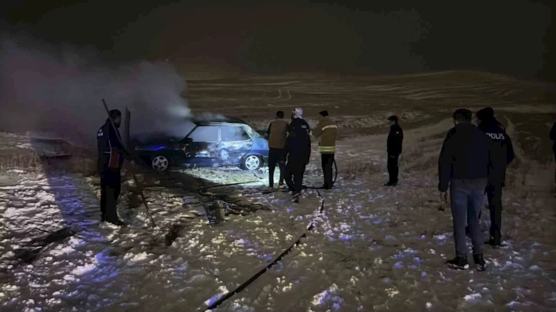 Fiat Tofaş otomobil yanarak küle döndü, araç sahibinin eşi gözyaşlarına hakim olamadı
