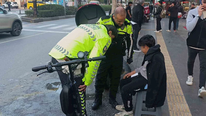 Midibüse arkadan çarpan elektrikli scooter sürücüsü çocuk yaralandı
