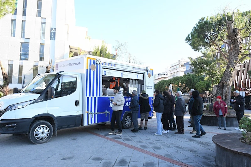 Kuşadası Belediyesi’nden soğuk havalarda çorba ikramı
