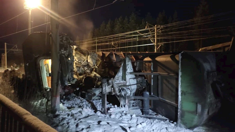 Rusya’da yolcu treni ile yük treni kafa kafaya çarpıştı: 14 yaralı
