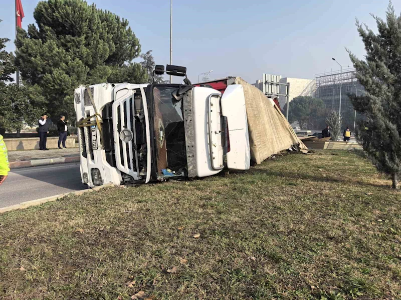 Sunta yüklü tır devrildi
