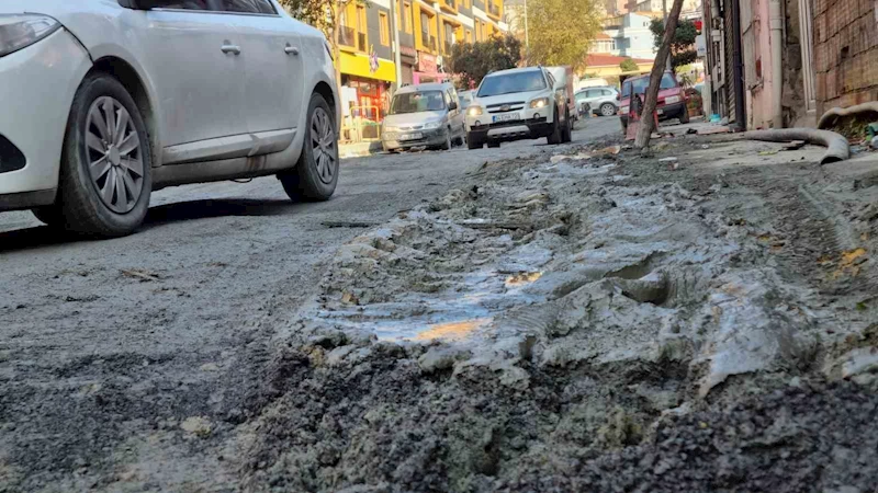 Beyoğlu’nda İSKİ ve İBB’nin bitmek bilmeyen çalışması mahalleyi çamur içinde bıraktı
