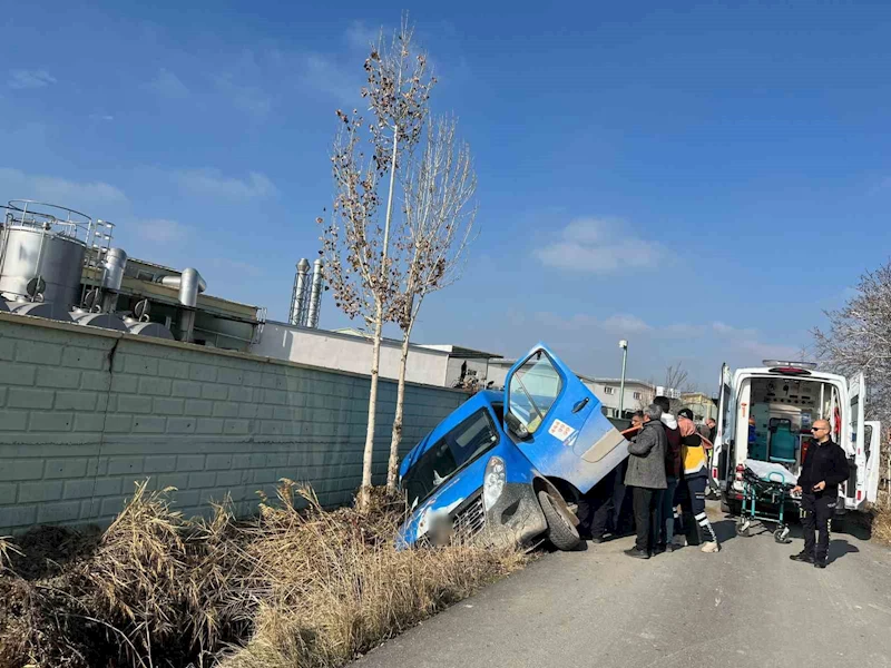 Konya’da kargo minibüsü yan yattı: 1 yaralı
