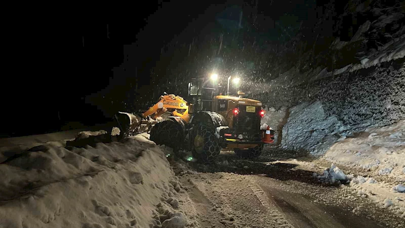 Ayder Yaylası yoluna çığ düştü, trafik 1 saat aksadı
