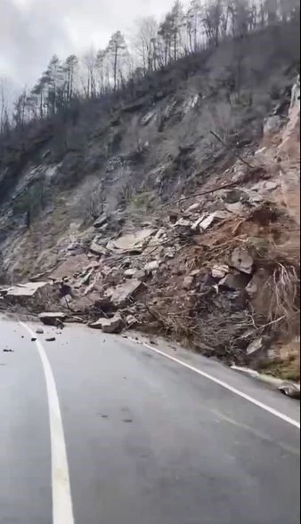 Artvin’de heyelan nedeniyle Hopa-Borçka karayolu ulaşıma kapandı
