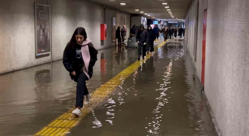 Fatih’te Metro’nun yaya alt geçidini su bastı: Vatandaş su içinde yürümek zorunda kaldı
