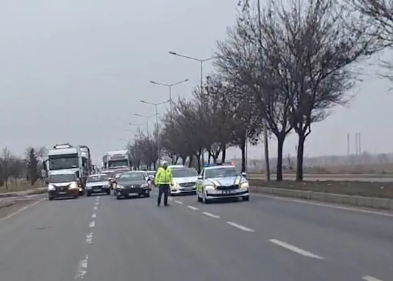 Yaralı köpeğe müdahale için trafik çift yönlü durduruldu
