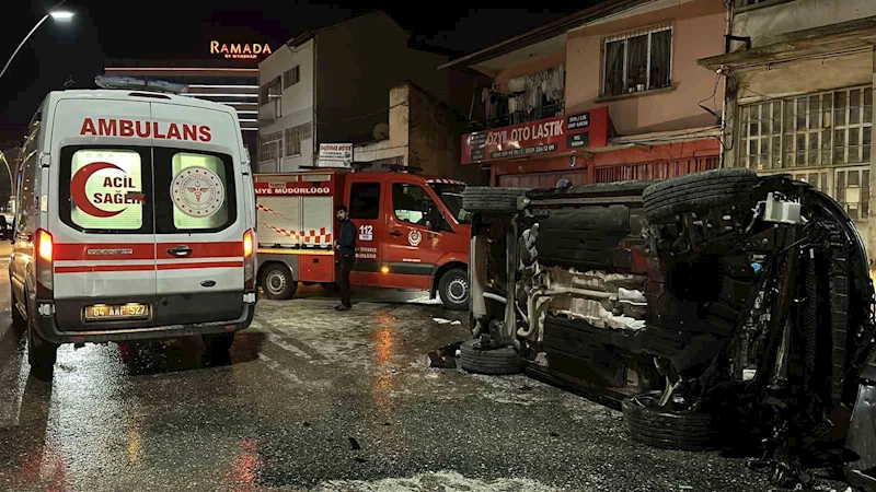 Uşak’ta otomobille çarpışan cip elektrik panosuna çarpıp devrildi: 2 yaralı
