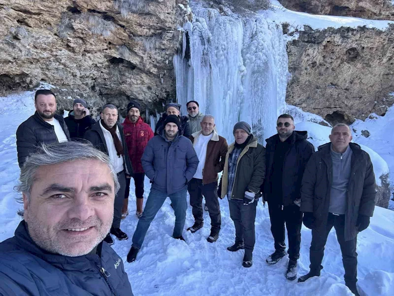 Bayburt’ta Sırakayalar Şelalesi buz tuttu
