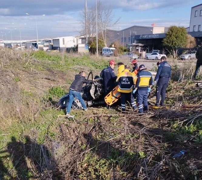 Kırmızı ışıkta geçince dereye uçtu : 2 yaralı
