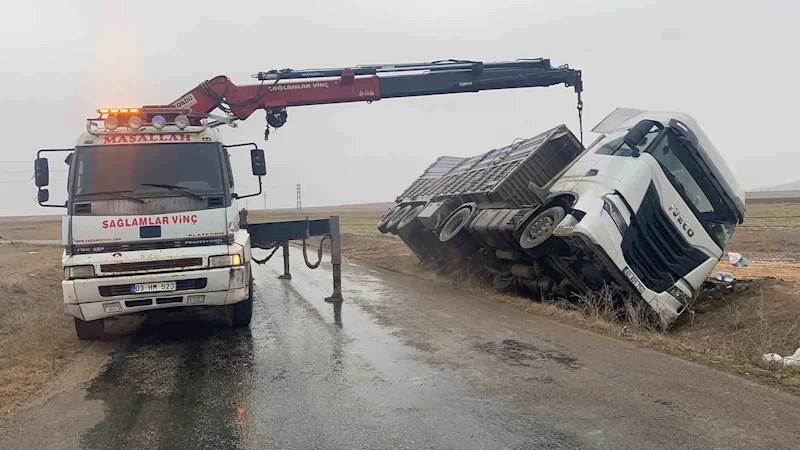 Mısır yüklü tırın devrildiği kazada büyük çapta madde hasar meydana geldi
