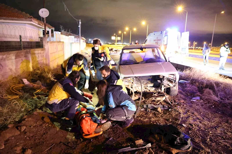 Yoldan çıkan Tofaş otomobil refüje girerek hurdaya döndü: 2 yaralı
