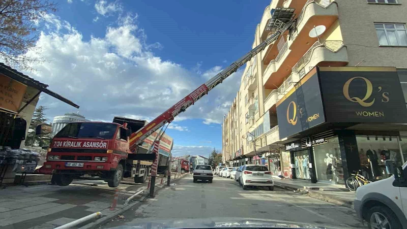 Aksaray’da asansörle binadan yük taşıyan nakliyeciler yürekleri ağza getirdi
