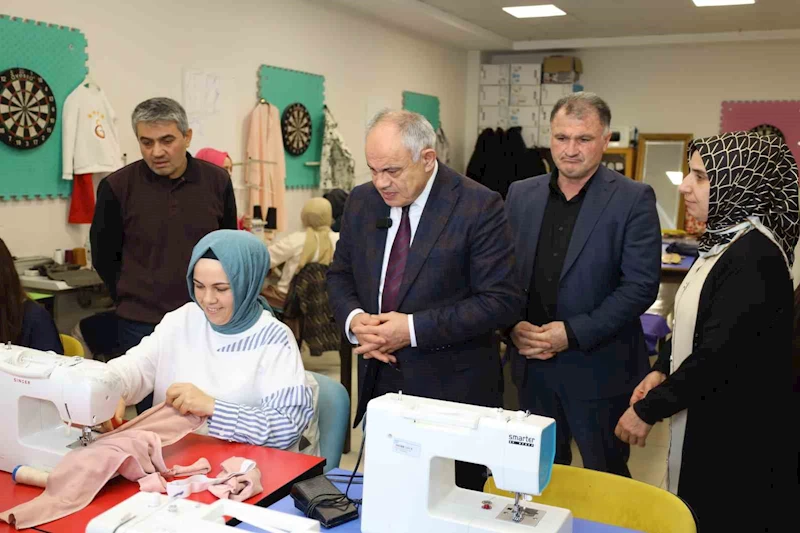 Yahyalı’da tekstil fabrikası için istihdam garantili kurs açıldı