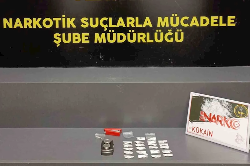 Araç koltuğunun altındaki mıknatıslı düzenekte kokain bulundu
